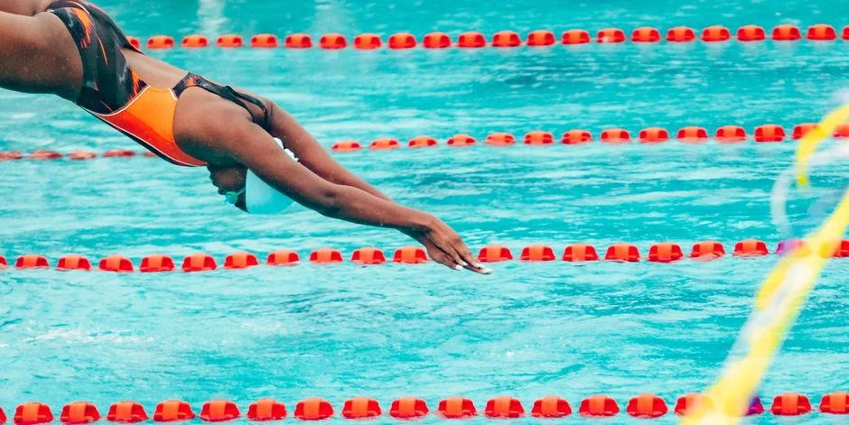 swimmer diving